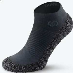 Skinners sock shoe Sz S
Suitable for men Sz 6-7.5 or women 7-8.5
NEW